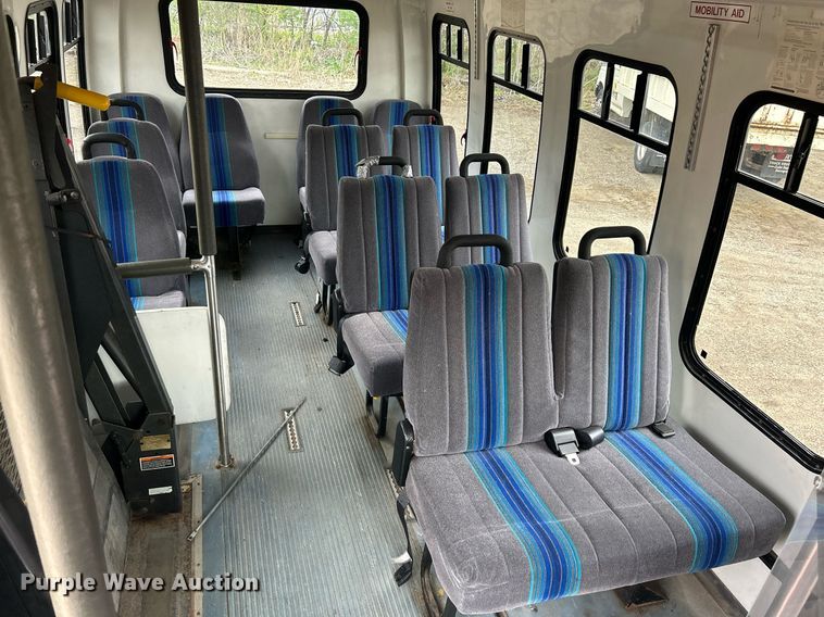 image for item DR4580 2001 Ford E350  shuttle bus