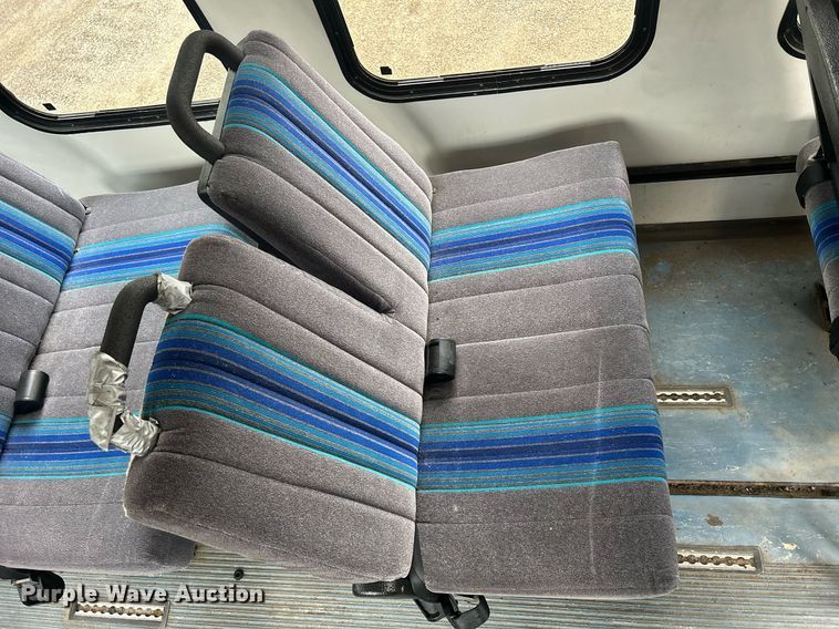 image for item DR4580 2001 Ford E350  shuttle bus