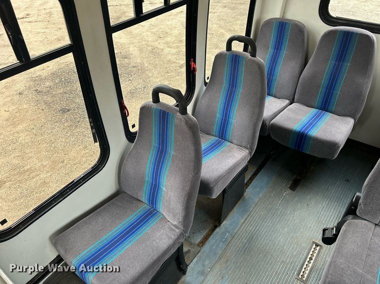 image for item DR4580 2001 Ford E350  shuttle bus