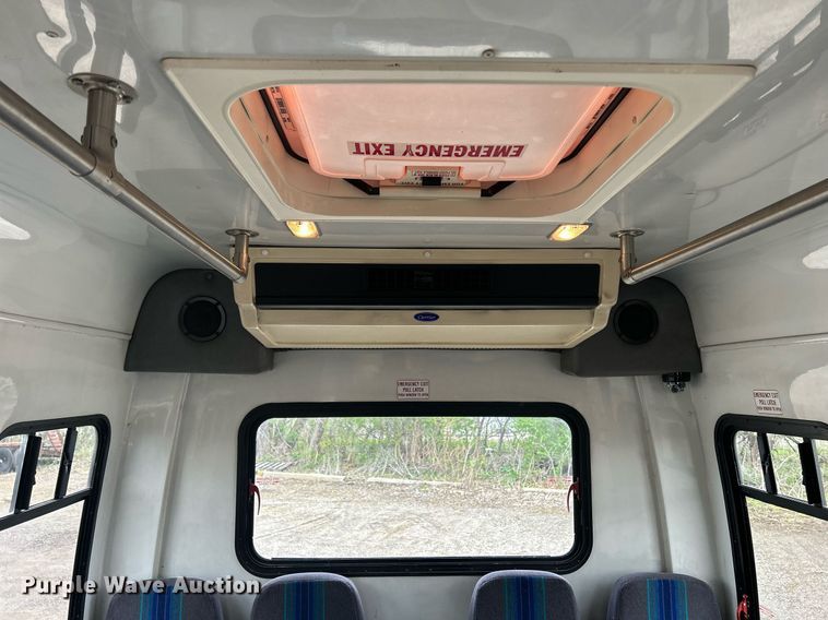 image for item DR4580 2001 Ford E350  shuttle bus