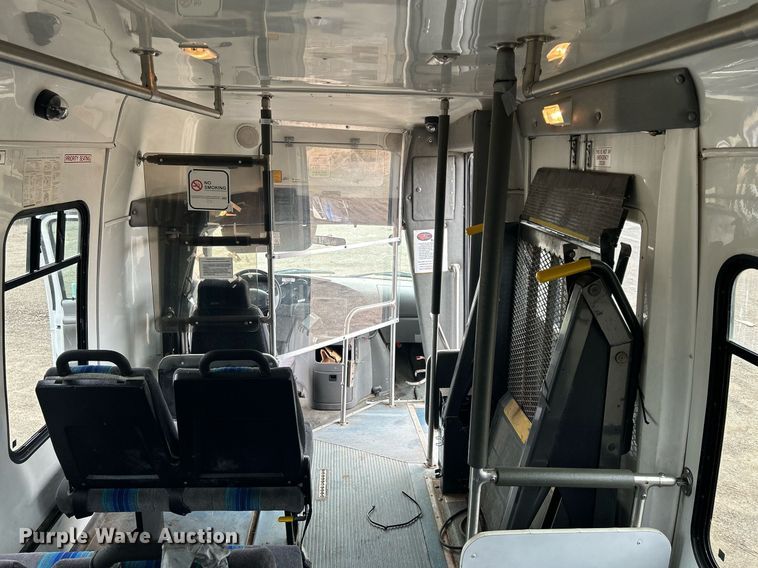 image for item DR4580 2001 Ford E350  shuttle bus
