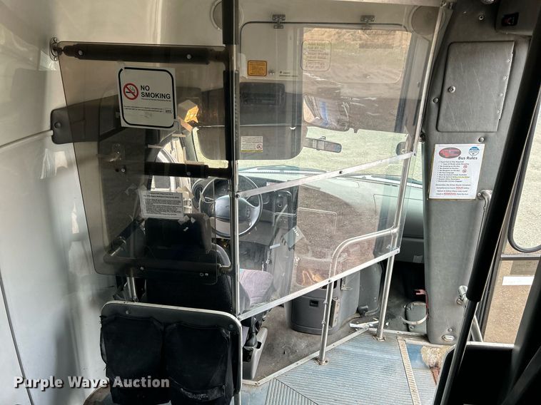 image for item DR4580 2001 Ford E350  shuttle bus