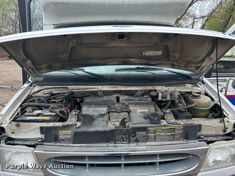 image for item DR4580 2001 Ford E350  shuttle bus