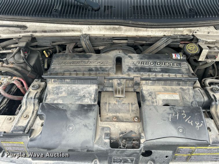 image for item DR4580 2001 Ford E350  shuttle bus