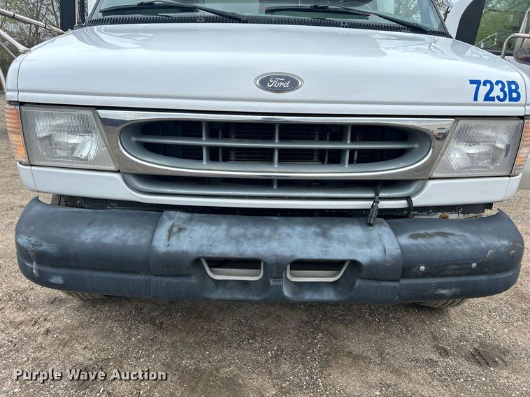 image for item DR4580 2001 Ford E350  shuttle bus