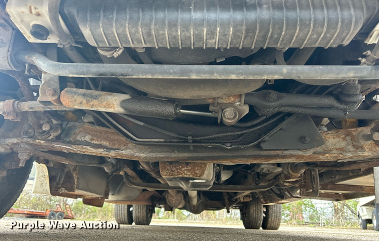 image for item DR4580 2001 Ford E350  shuttle bus