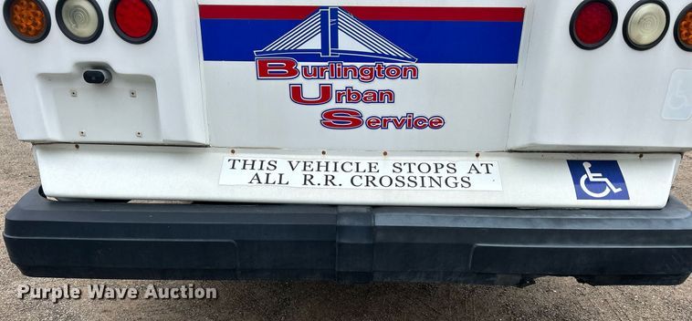 image for item DR4580 2001 Ford E350  shuttle bus