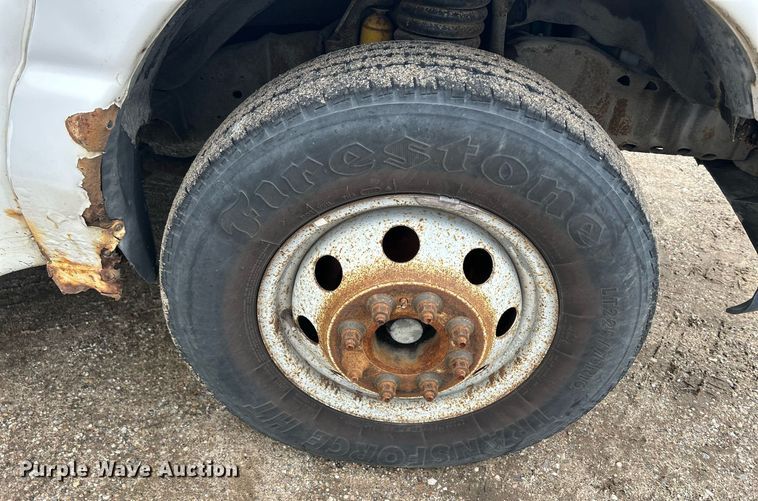 image for item DR4580 2001 Ford E350  shuttle bus