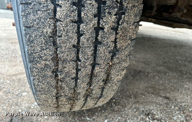 image for item DR4580 2001 Ford E350  shuttle bus