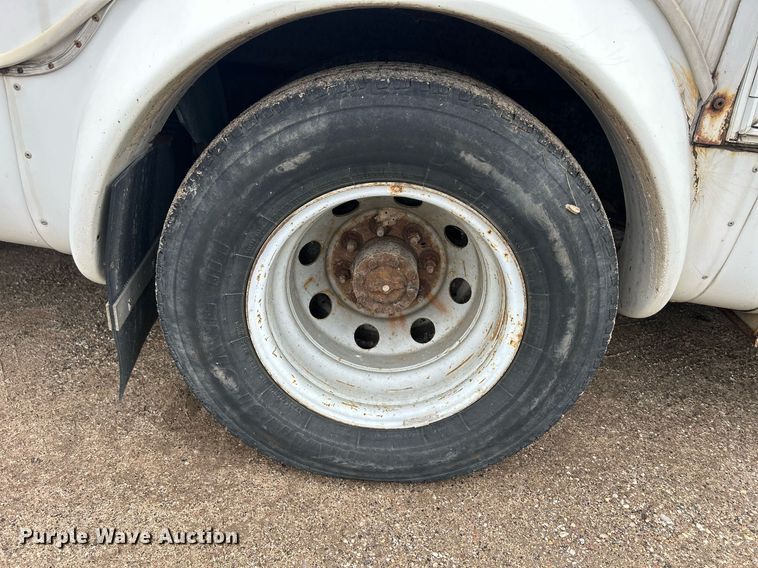 image for item DR4580 2001 Ford E350  shuttle bus