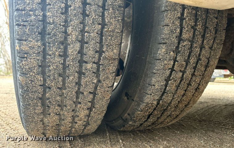 image for item DR4580 2001 Ford E350  shuttle bus