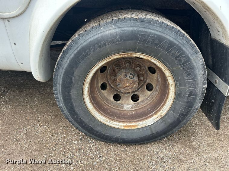 image for item DR4580 2001 Ford E350  shuttle bus