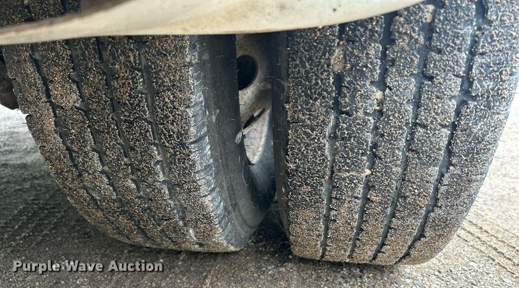 image for item DR4580 2001 Ford E350  shuttle bus