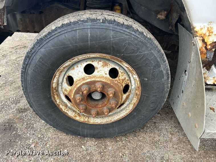 image for item DR4580 2001 Ford E350  shuttle bus