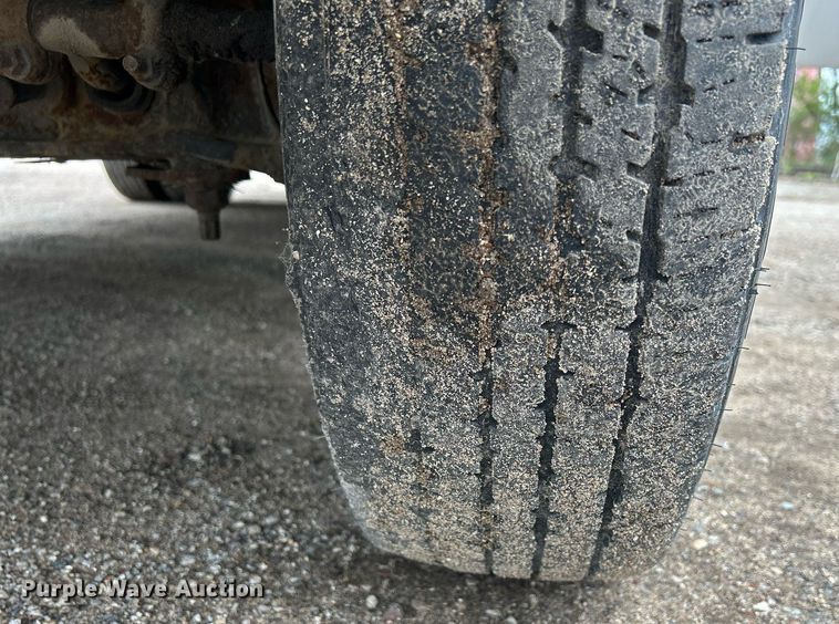 image for item DR4580 2001 Ford E350  shuttle bus