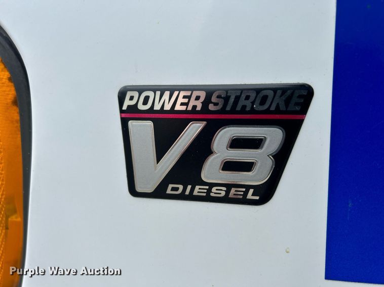 image for item DR4580 2001 Ford E350  shuttle bus