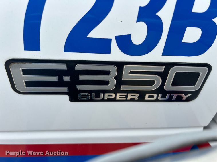 image for item DR4580 2001 Ford E350  shuttle bus