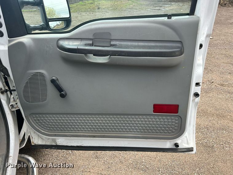 image for item DR4583 2005 Ford F350 Super Duty XL  pickup truck