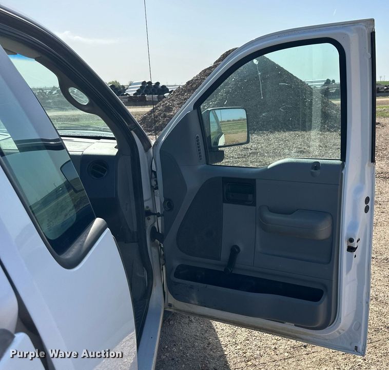 image for item KL9261 2005 Ford F150  pickup truck