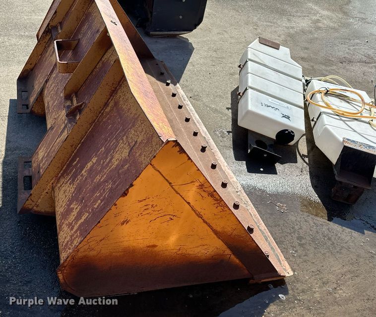 image for item KU9922 Skid steer bucket