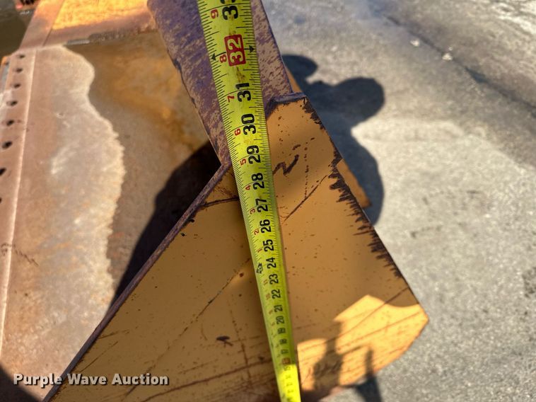 image for item KU9922 Skid steer bucket