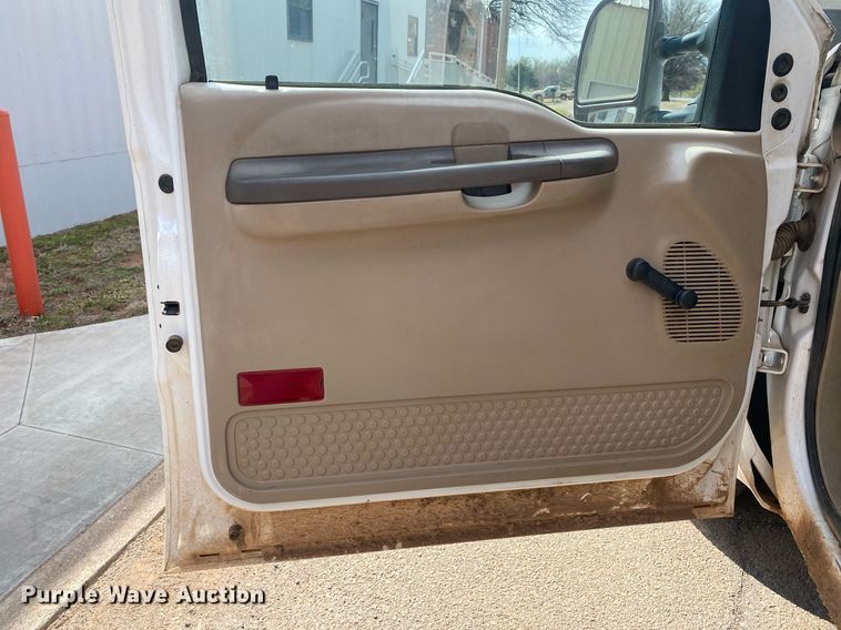 image for item KV9616 2004 Ford F350 Super Duty  Crew Cab pickup truck