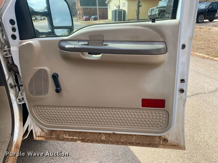 image for item KV9616 2004 Ford F350 Super Duty  Crew Cab pickup truck