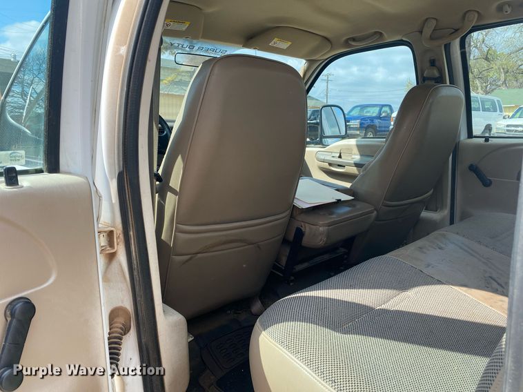 image for item KV9616 2004 Ford F350 Super Duty  Crew Cab pickup truck