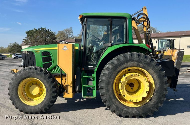 image for item LA9869 John Deere 7130 Premium  MFWD tractor