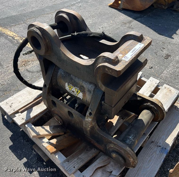 image for item LA9870 Helac  quick coupler