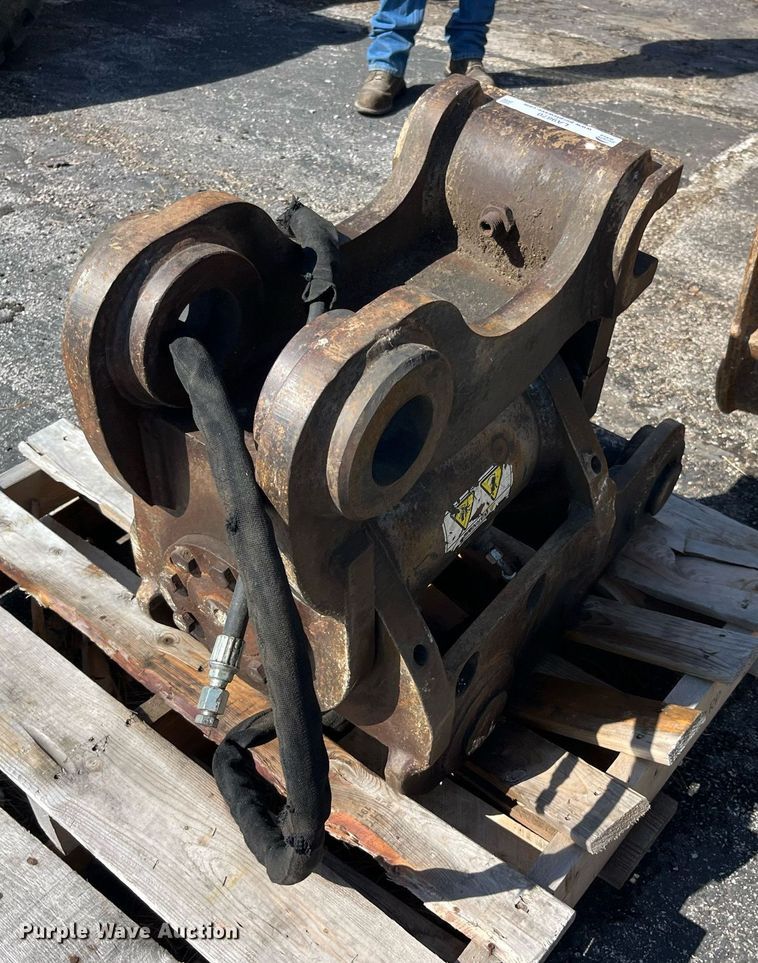 image for item LA9870 Helac  quick coupler