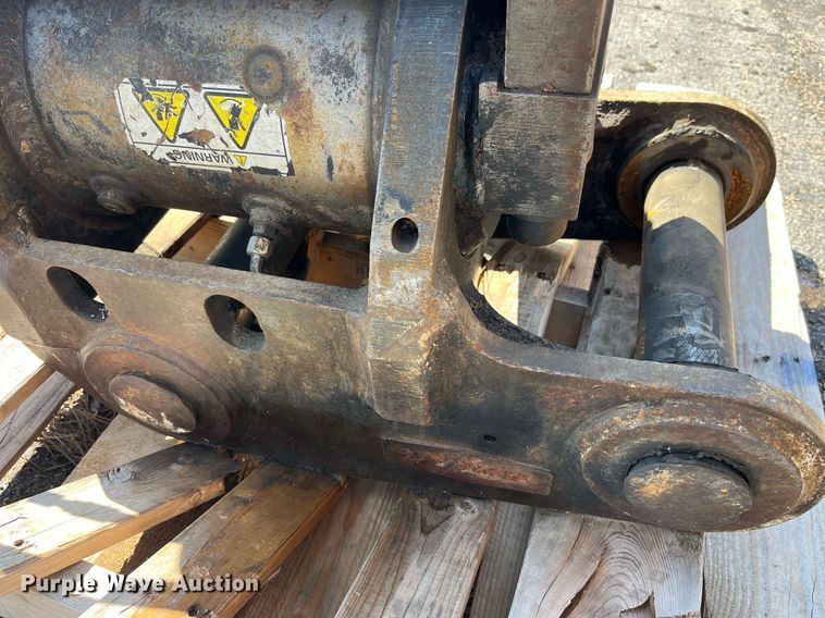 image for item LA9870 Helac  quick coupler