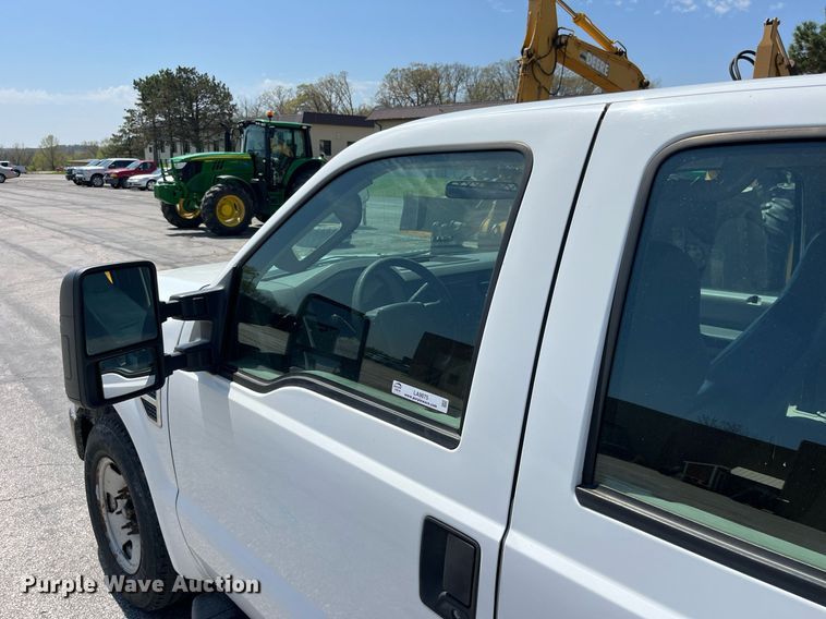 image for item LA9875 2008 Ford F250 Super Duty XL  Crew Cab flatbed pickup truck