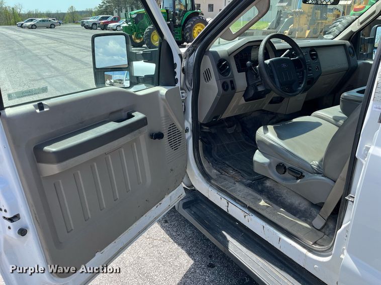 image for item LA9875 2008 Ford F250 Super Duty XL  Crew Cab flatbed pickup truck