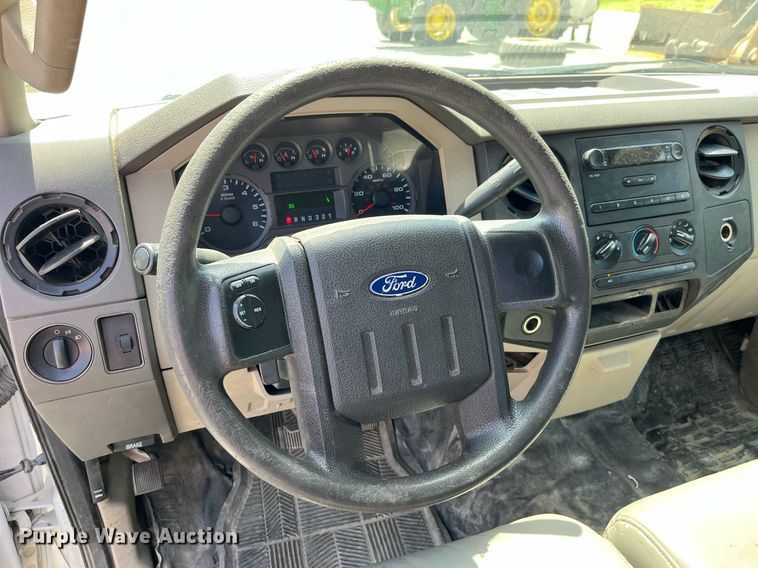 image for item LA9875 2008 Ford F250 Super Duty XL  Crew Cab flatbed pickup truck