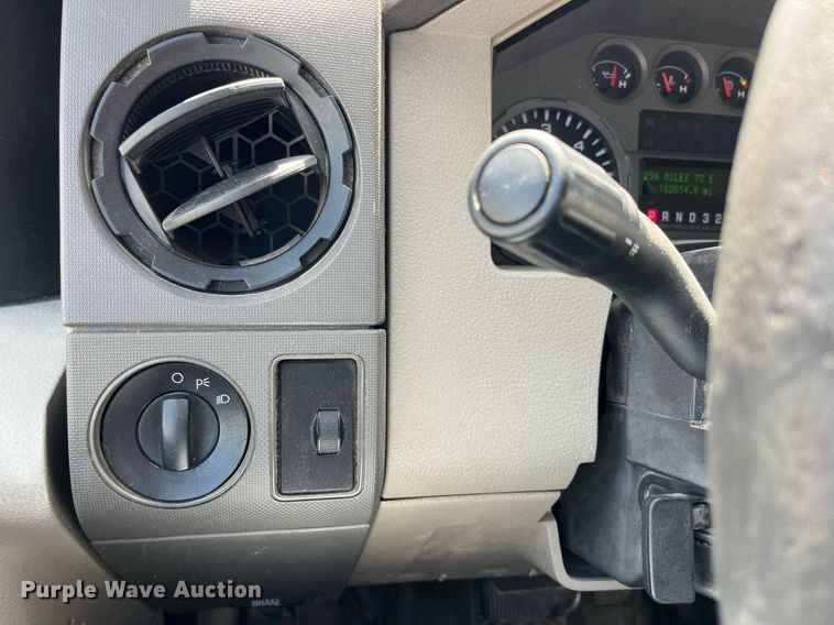 image for item LA9875 2008 Ford F250 Super Duty XL  Crew Cab flatbed pickup truck