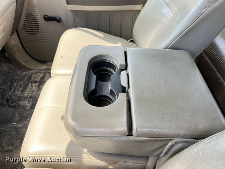 image for item LA9875 2008 Ford F250 Super Duty XL  Crew Cab flatbed pickup truck