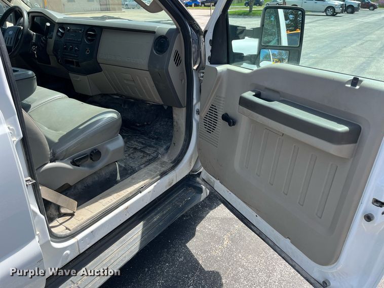 image for item LA9875 2008 Ford F250 Super Duty XL  Crew Cab flatbed pickup truck