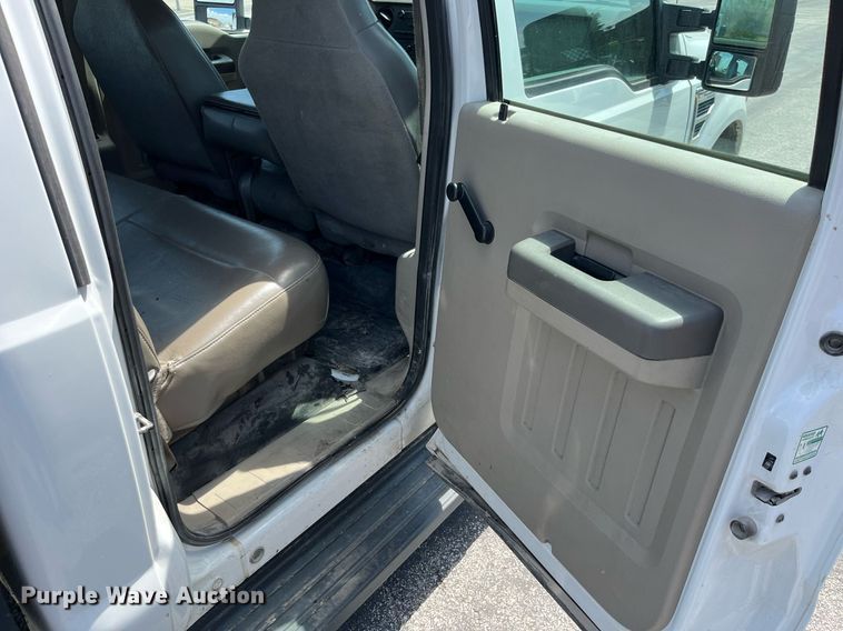 image for item LA9875 2008 Ford F250 Super Duty XL  Crew Cab flatbed pickup truck