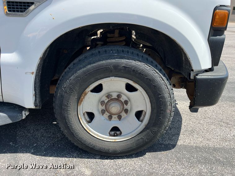 image for item LA9875 2008 Ford F250 Super Duty XL  Crew Cab flatbed pickup truck