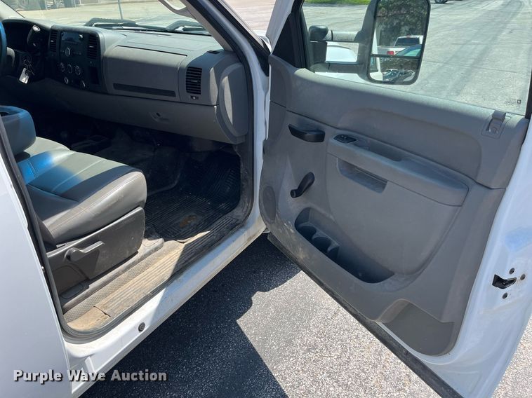 image for item LA9877 2010 Chevrolet Silverado 1500  Crew Cab pickup truck