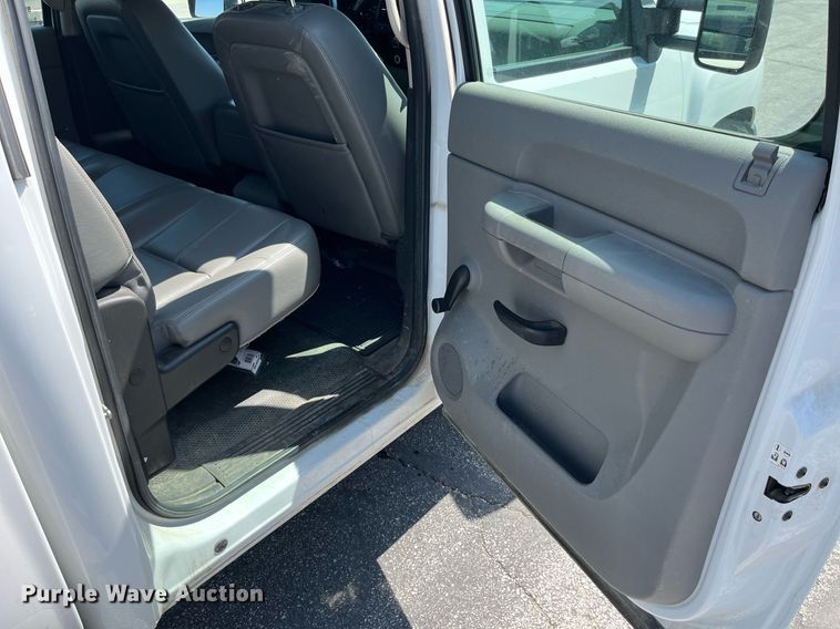 image for item LA9877 2010 Chevrolet Silverado 1500  Crew Cab pickup truck