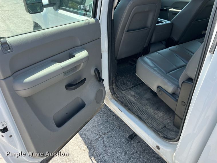 image for item LA9877 2010 Chevrolet Silverado 1500  Crew Cab pickup truck