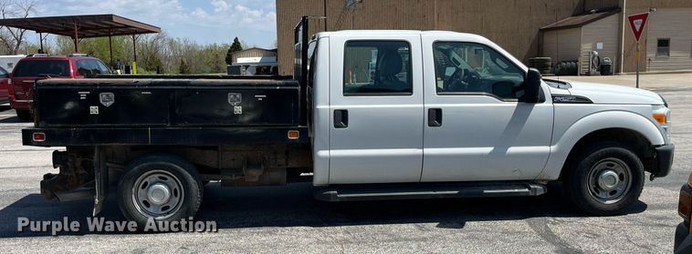 image for item LA9880 2011 Ford F250 Super Duty  Crew Cab flatbed pickup truck