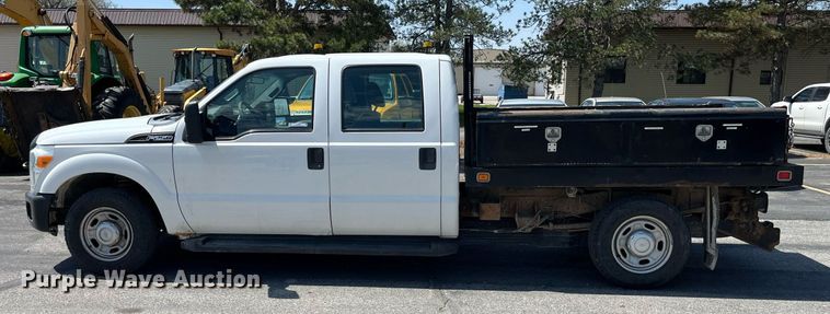 image for item LA9880 2011 Ford F250 Super Duty  Crew Cab flatbed pickup truck