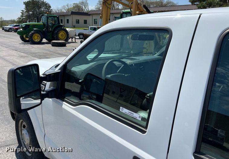 image for item LA9880 2011 Ford F250 Super Duty  Crew Cab flatbed pickup truck