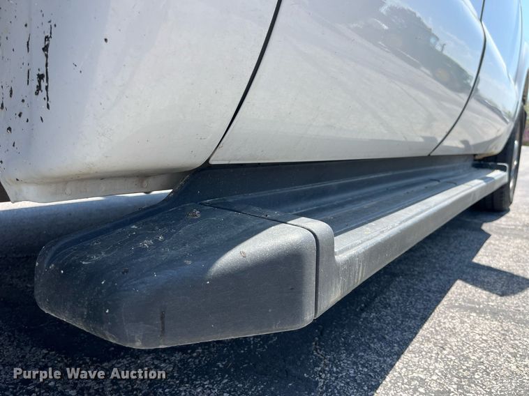 image for item LA9880 2011 Ford F250 Super Duty  Crew Cab flatbed pickup truck