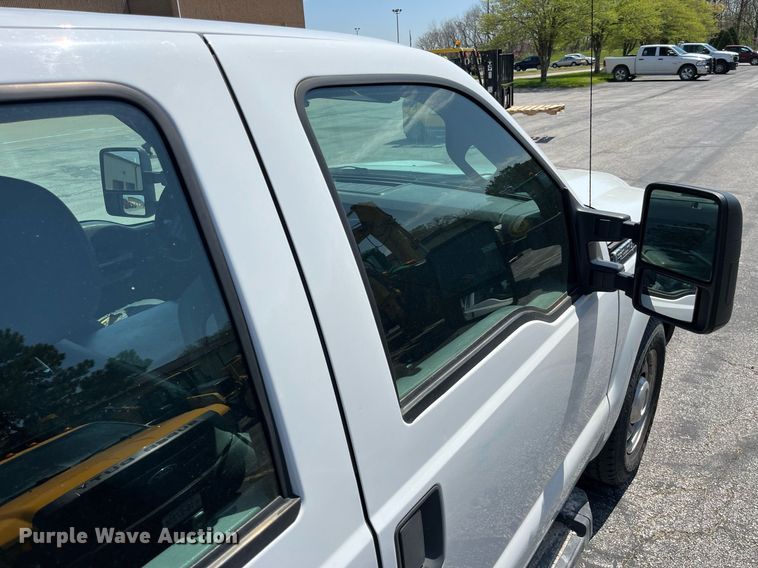 image for item LA9880 2011 Ford F250 Super Duty  Crew Cab flatbed pickup truck