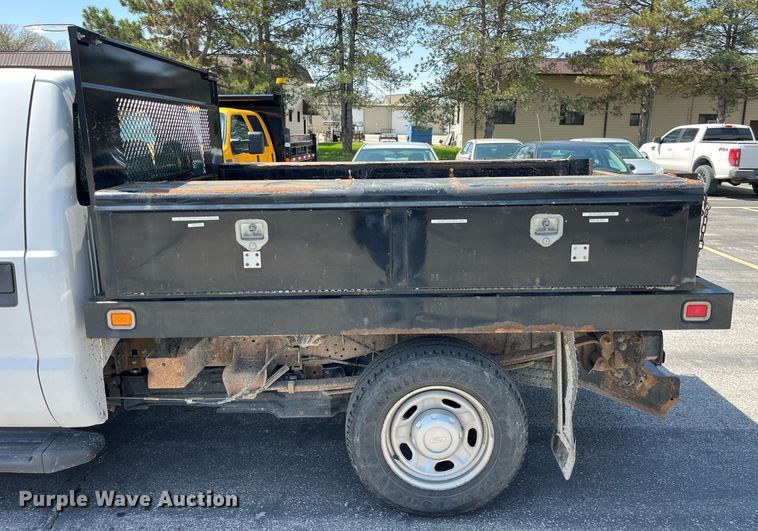 image for item LA9880 2011 Ford F250 Super Duty  Crew Cab flatbed pickup truck