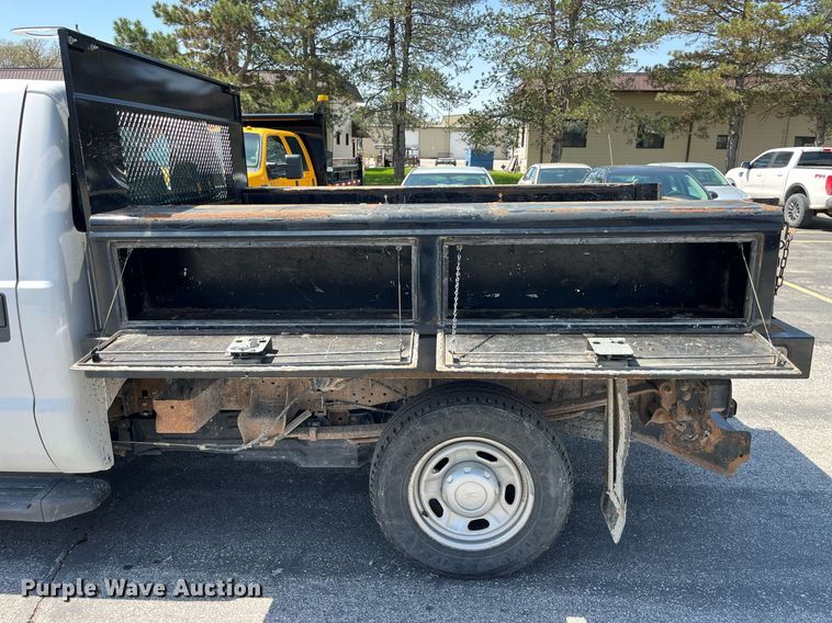 image for item LA9880 2011 Ford F250 Super Duty  Crew Cab flatbed pickup truck